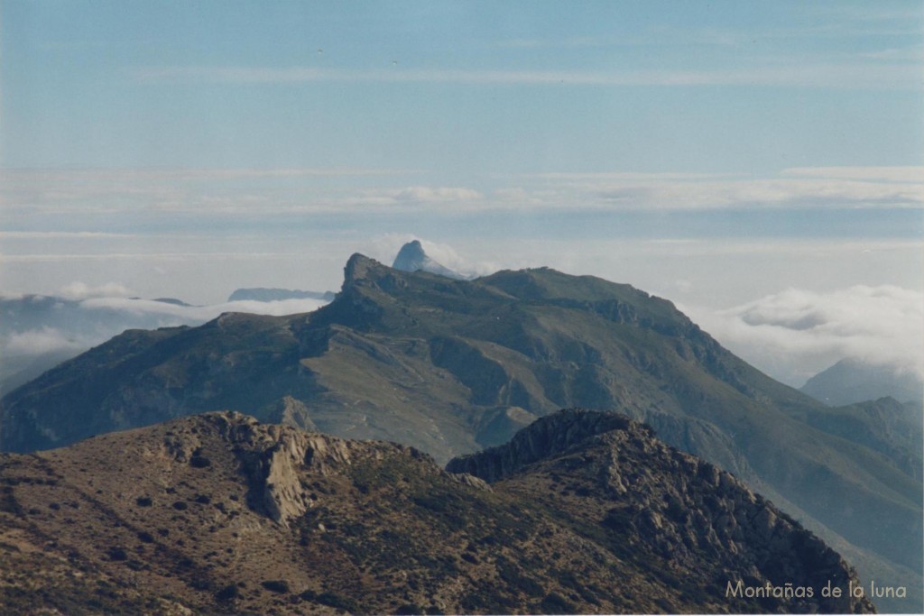Desde la cima de La Mallada del Llop, la Serra de l'Aixortà con el Cerro de Los Parados o Penya Alta la punta de delante, el Morro Blau en el centro derecha, y detrás la escarpada Sierra de Bernia